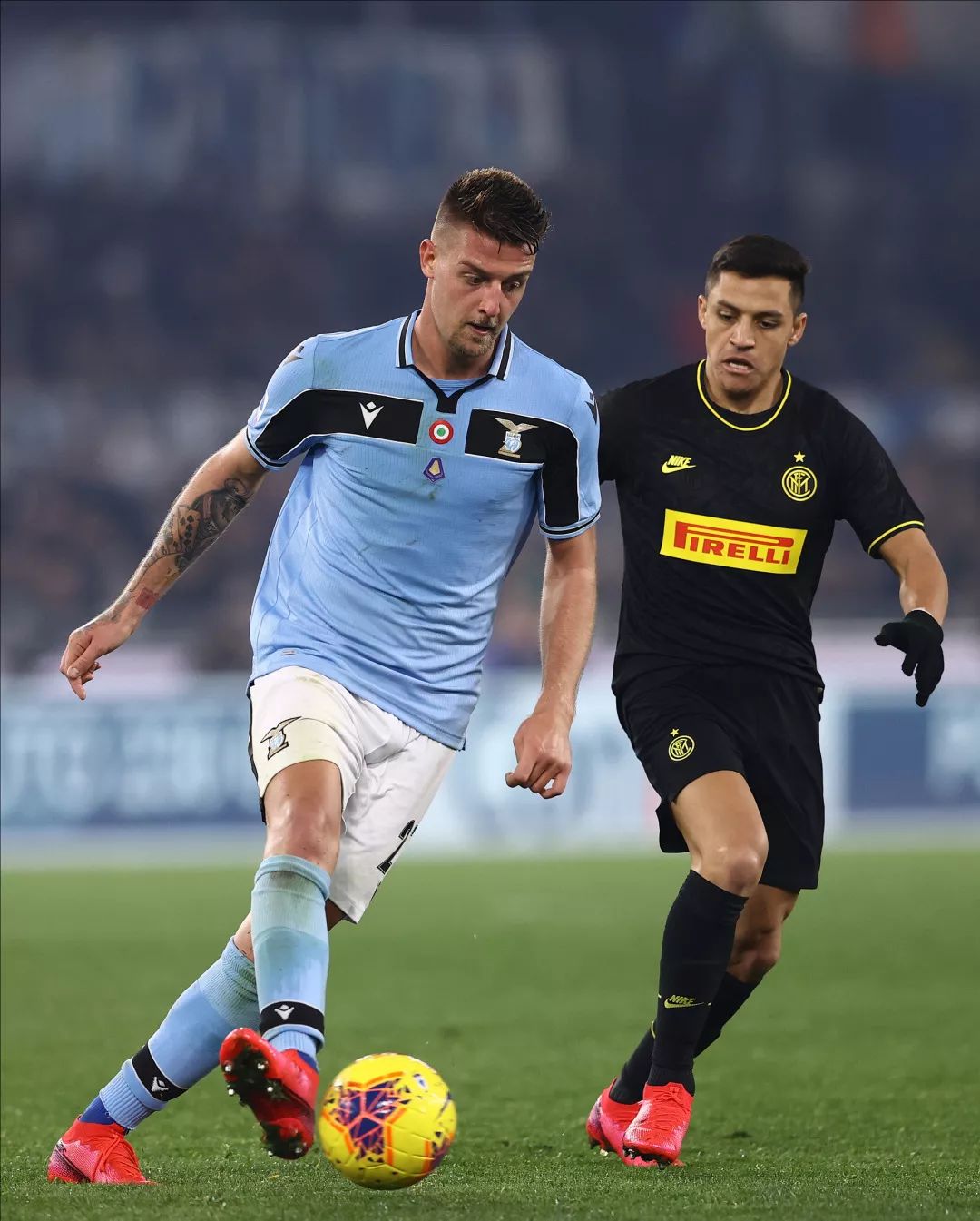 在她背后 在她背后